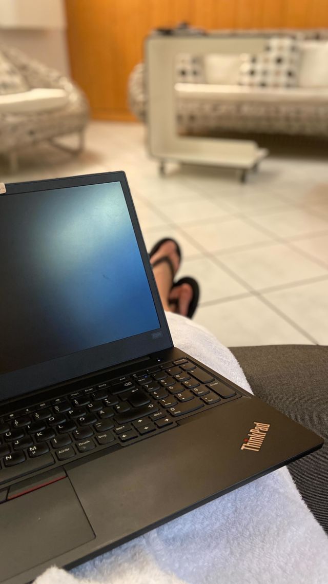 NACH der Arbeit ist VOR der Arbeit 💻

Umso wichtiger sind Ruhephasen. Warum nicht also beides miteinander verbinden?! 🧖🏼‍♀️

„Nur ein entspannter Geist und Körper sind der fruchtbare Boden, auf dem Kreativität gedeiht, Schöpferisches erblüht und die Fähigkeit zu großartigen Taten wächst. In dieser Gelassenheit gedeiht nicht nur die Entwicklung, sondern auch die anhaltende Leistungsfähigkeit.“
