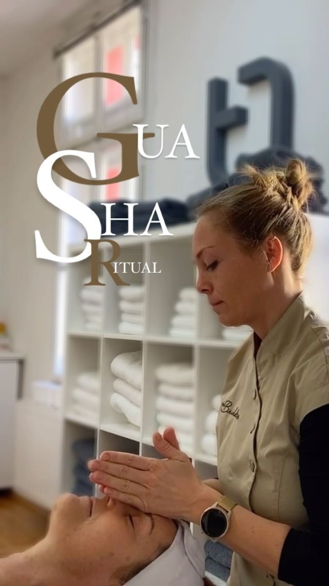 Tauche ein in unser ultimatives SigNature🌱  GUA SHA RITUAL
🪬eine fernöstliche, ganzheitliche Anti-Falten und Wellness Behandlung, die deine Haut erstrahlen lässt. 

Dein Erlebnis: 
Empfangstee: Tauche ein in die Welt der Entspannung mit unserem ayurvedischen Wellness-Tee. 
Lass dich von den harmonisierenden Aromen auf eine Reise der Sinne entführen, während du dich auf dein Wellness-Erlebnis vorbereitest. 

Empfangsritual: Lass dich von unseren Scent Sets verzaubern und stimme dich auf die Behandlung ein. 

Abreinigung: Beginne die Reise zu strahlender Haut mit einer sanften Reinigung und Synchronpinsel Massage. 
Inklusive kurzer straffender und anregender Sugar Wave Massage. 

Lift&Fill Oil (natürliches Botox🌱) + Gua Sha: 
Erfahre die transformative Kraft von Lift&Fill Oil in Kombination mit unserem abgerundeten Gua Sha Büffelhorn – einem der besten therapeutischen Hilfsmittel zur Hauterneuerung. Zusätzlich wird der Lymphfluss angeregt und die Gesichtsmuskulatur entspannt sich.

Maske: Erlebe Terra Tensor oder Sugar Peel-Off und Rose für eine individuell angepasste Pflege. 

Abschlusspflege: Wir verwöhnen deine Haut mit hochwertigen Seren und natürlicher Gesichtspflege. 

Warum Gua Sha? 
Unser abgerundetes Gua Sha Büffelhorn (abgefallenen!) ist nicht nur ein Werkzeug – es ist der Schlüssel und eines der besten therapeutischen Hilfsmittel zur Aktivierung der Hauterneuerung, Anregung der Hautzellteilung und wohltuenden Massage. 

BEST DEAL: Am Tag deiner Kosmetik Behandlung bekommst du 10% auf deinen Produkte Einkauf! 

#thebridalspa #beautysalon #kosmetik #kosmetikstudio #koreanstyle #klagenfurt #beautyspa #beautydayspa #dayspa #carinthia #guasha #guashamassage #facelift #antifalten #skinrenew #narbenbehandlung #hautstraffung #naturalbotox #naturalskincare #naturalbeauty #natural #naturalfacelift #facemassage #massage #kärnten #austria #wörthersee